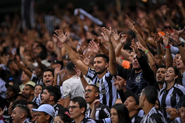 Grande multidão assistindo ao show com a visão do Mineirão ao fundo