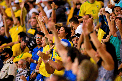 Torcida do Brasil assistindo à partida de futebol no Mineirão