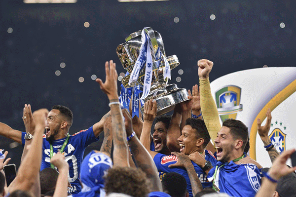 Jogadores do Cruzeiro levantando o troféu